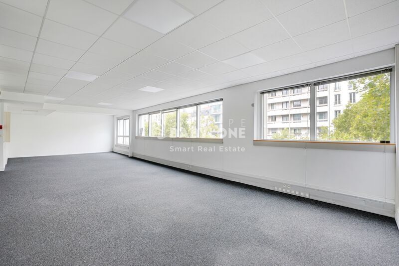 Office in Boulogne-Billancourt to rent Building Photo- Image 1 of 10