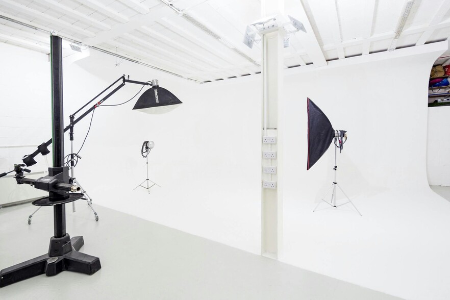 1-1A Cullen Way, London to rent - Building Photo - Image 3 of 6