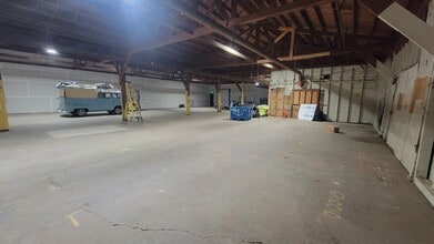 560 21st St SE, Salem, OR to rent Interior Photo- Image 2 of 13