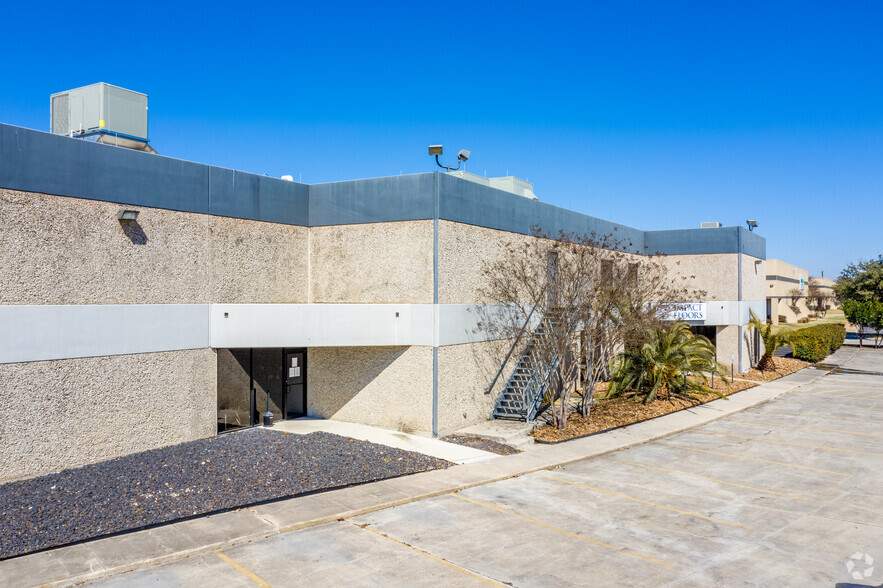 6111 Woodlake Ctr, San Antonio, TX for rent - Building Photo - Image 3 of 10