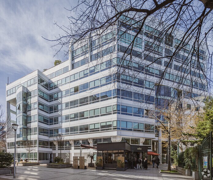 1-3 Rue Gaston Et René Caudron, Issy-les-Moulineaux to rent - Building Photo - Image 2 of 24