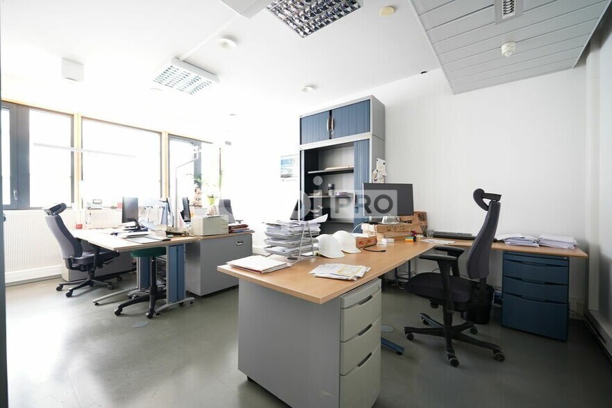 10 Avenue Des Canuts, Vaulx-en-Velin to rent - Building Photo - Image 3 of 12