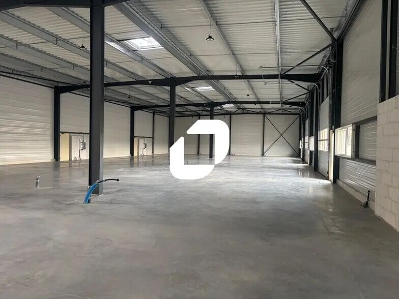 Light Industrial in Blanquefort to rent - Interior Photo - Image 1 of 8
