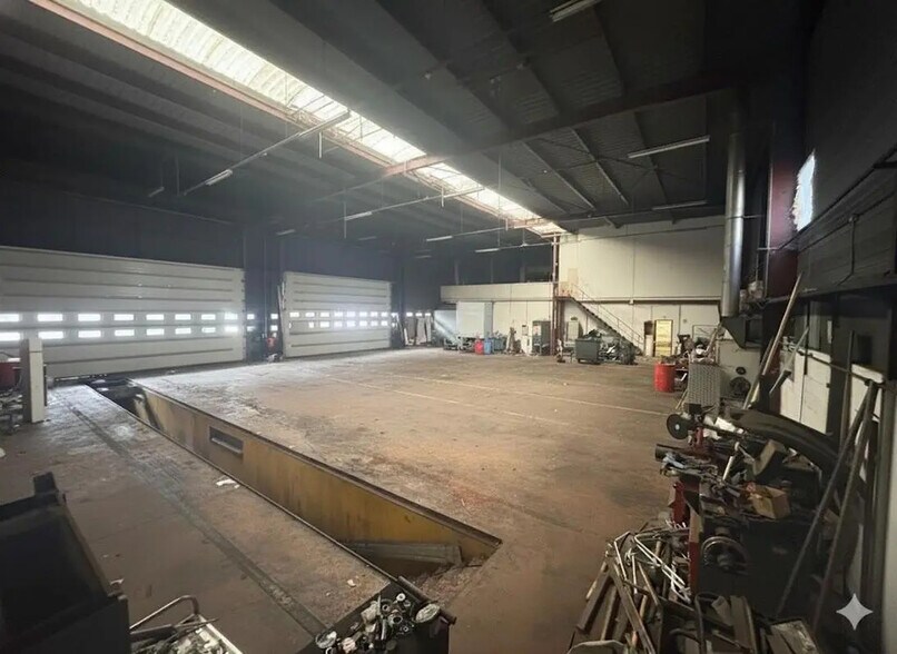 1 Avenue Jean Jaurès, Villeneuve-la-Garenne to rent - Interior Photo - Image 2 of 9