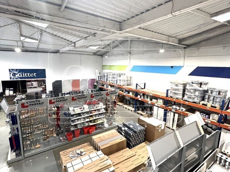 Light Industrial in Marseille to rent - Interior Photo - Image 2 of 5