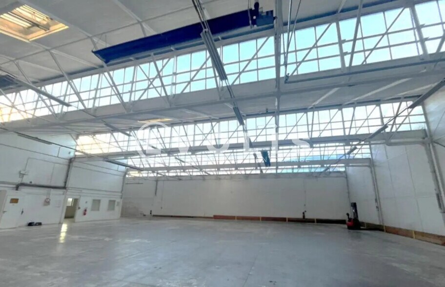 Light Industrial in Massy to rent - Interior Photo - Image 2 of 8
