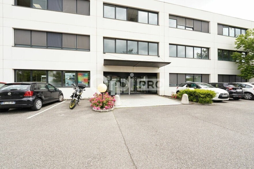23 Rue Maryse Bastié, Bron to rent - Building Photo - Image 3 of 13