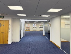 The Broadway, Farnham Common to rent Interior Photo- Image 2 of 3