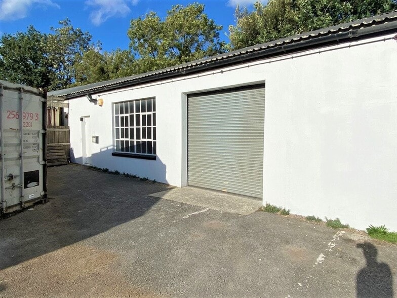 Transport Ave, Brentford to rent - Building Photo - Image 2 of 25