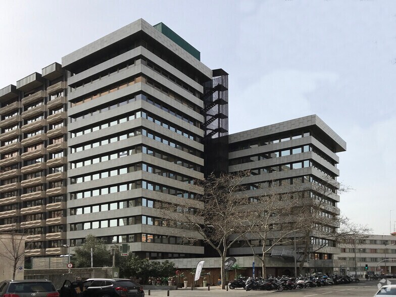 Calle de Orense, 70, Madrid, Madrid to rent - Primary Photo - Image 1 of 20