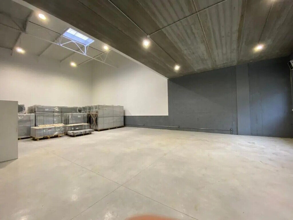 Location Entrepôt 1 243 m² - Photo 1