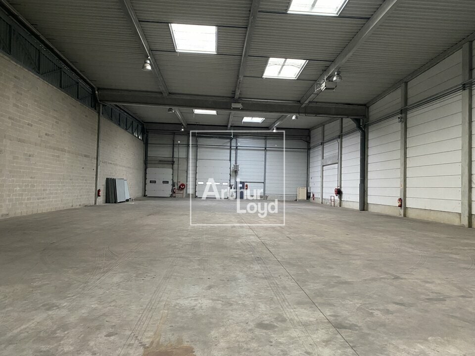 Light Industrial in Lieusaint to rent Interior Photo- Image 1 of 6