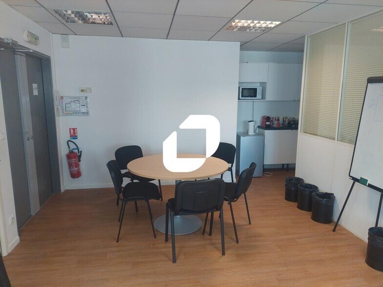Office in Issy-les-Moulineaux to rent - Interior Photo - Image 3 of 9