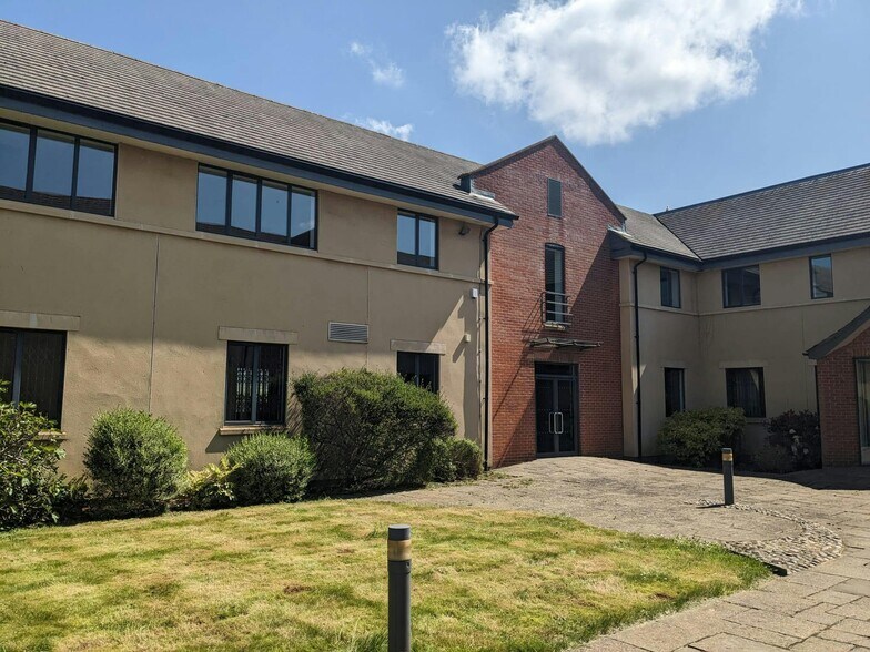 Lancaster Pl, Swindon to rent - Building Photo - Image 3 of 4