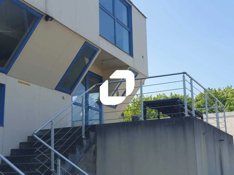 68 Rue De La Croix De L'Orme, Morainvilliers to rent - Primary Photo - Image 3 of 12