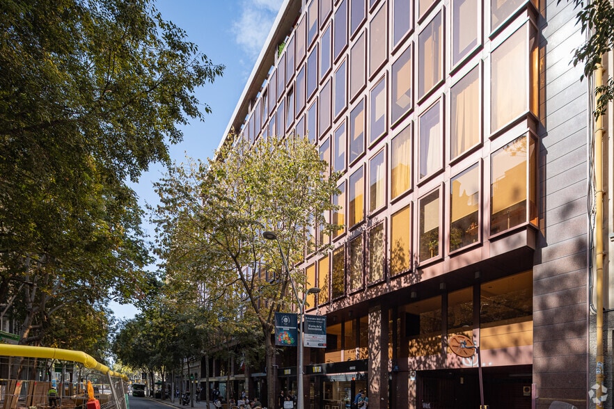 Office in Barcelona, Barcelona to rent - Building Photo - Image 2 of 4