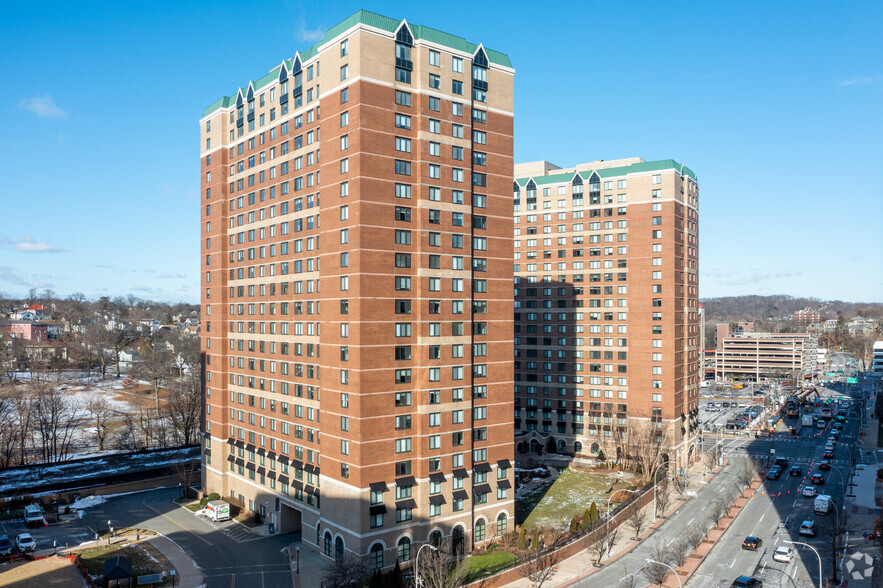 15-27 Bank St, White Plains, NY for rent - Primary Photo - Image 1 of 52