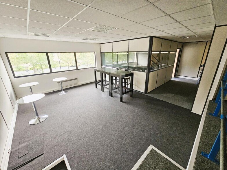 Light Industrial in Saint-Pierre-du-Perray to rent - Interior Photo - Image 3 of 9