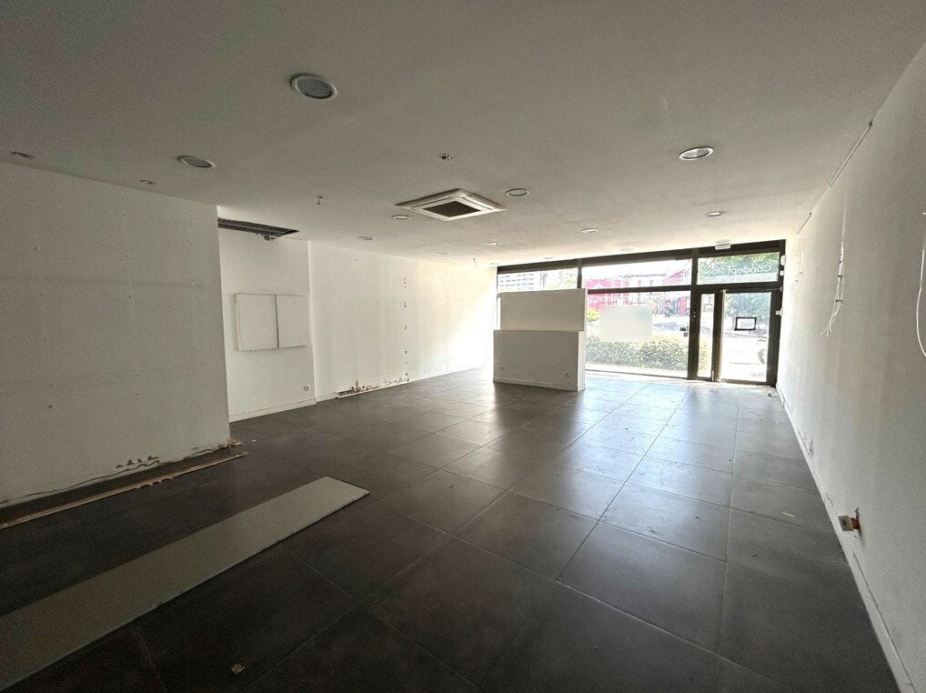 Retail in Marseille to rent Interior Photo- Image 1 of 3