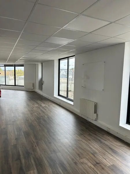 Location Bureaux 191 m² - Photo 1