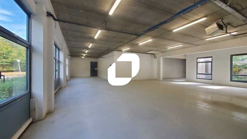 Light Industrial in Roissy-en-France to rent - Building Photo - Image 2 of 24