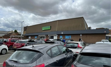 27-31 The Square, Hessle to rent Building Photo- Image 1 of 1