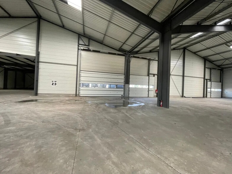 Light Industrial in Cormeilles-en-Parisis to rent - Interior Photo - Image 2 of 25