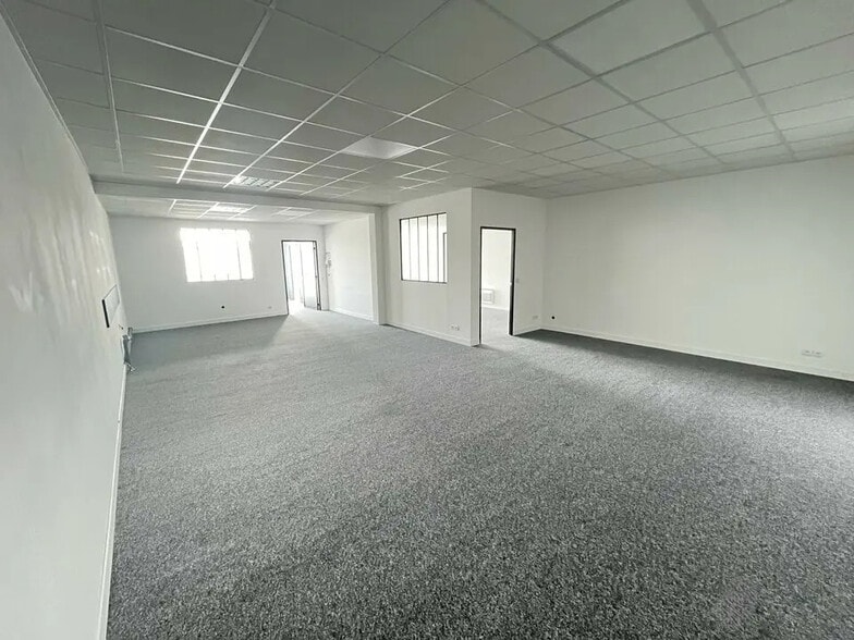 Office in Bordeaux to rent - Building Photo - Image 2 of 4