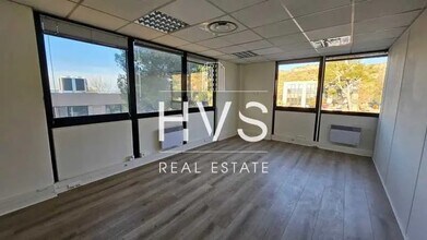 Office in Vitrolles to rent Interior Photo- Image 1 of 5