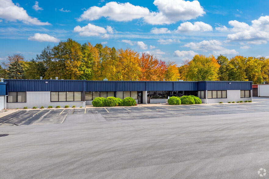 2390 Industrial Dr, Neenah, WI for sale - Building Photo - Image 3 of 24