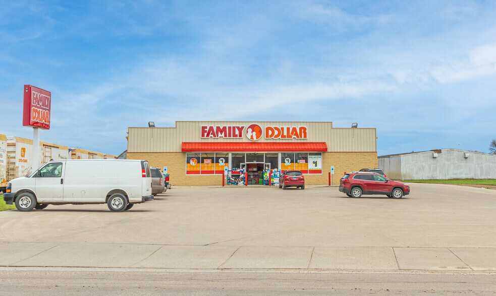 195 E 12th St, Grafton, ND for rent - Building Photo - Image 1 of 9