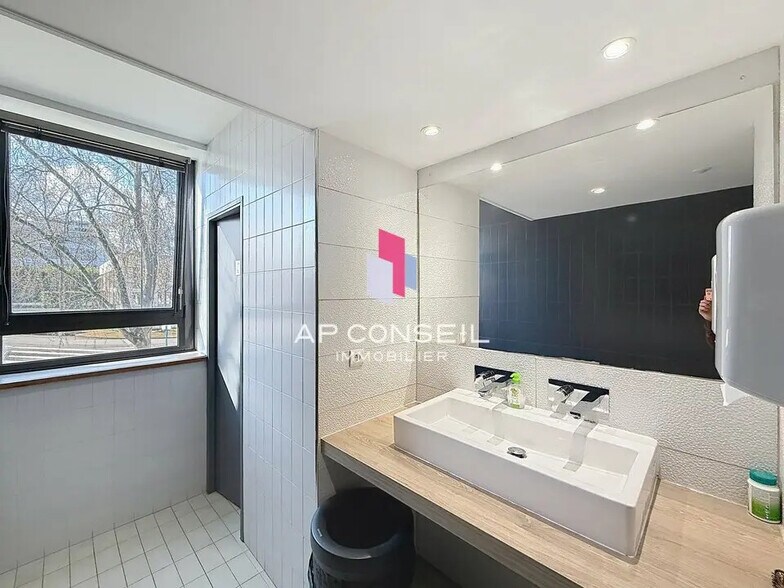 Office in Saint-Germain-en-Laye to rent - Interior Photo - Image 3 of 3