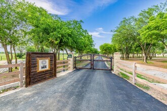 1000 County Road 904, Joshua, TX for sale Primary Photo- Image 1 of 92