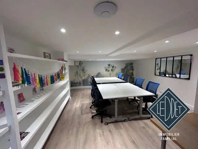 Retail in Paris for sale Interior Photo- Image 1 of 8