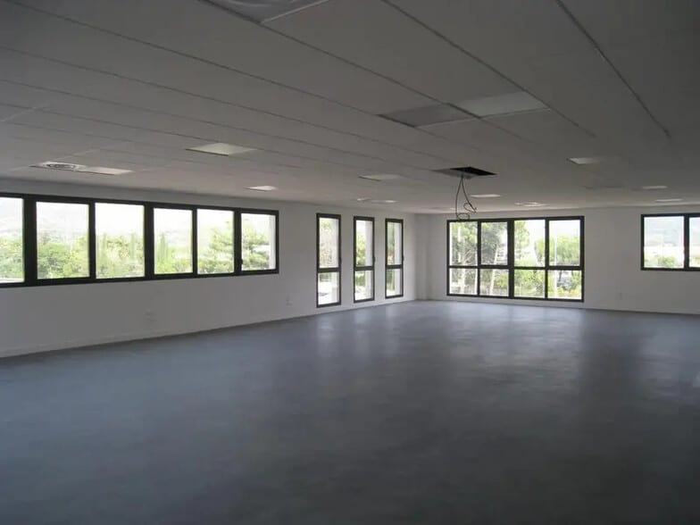 Office in Aubagne to rent - Interior Photo - Image 2 of 3