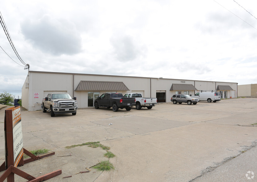 11530 Chairman Dr, Dallas, TX for rent - Building Photo - Image 3 of 4