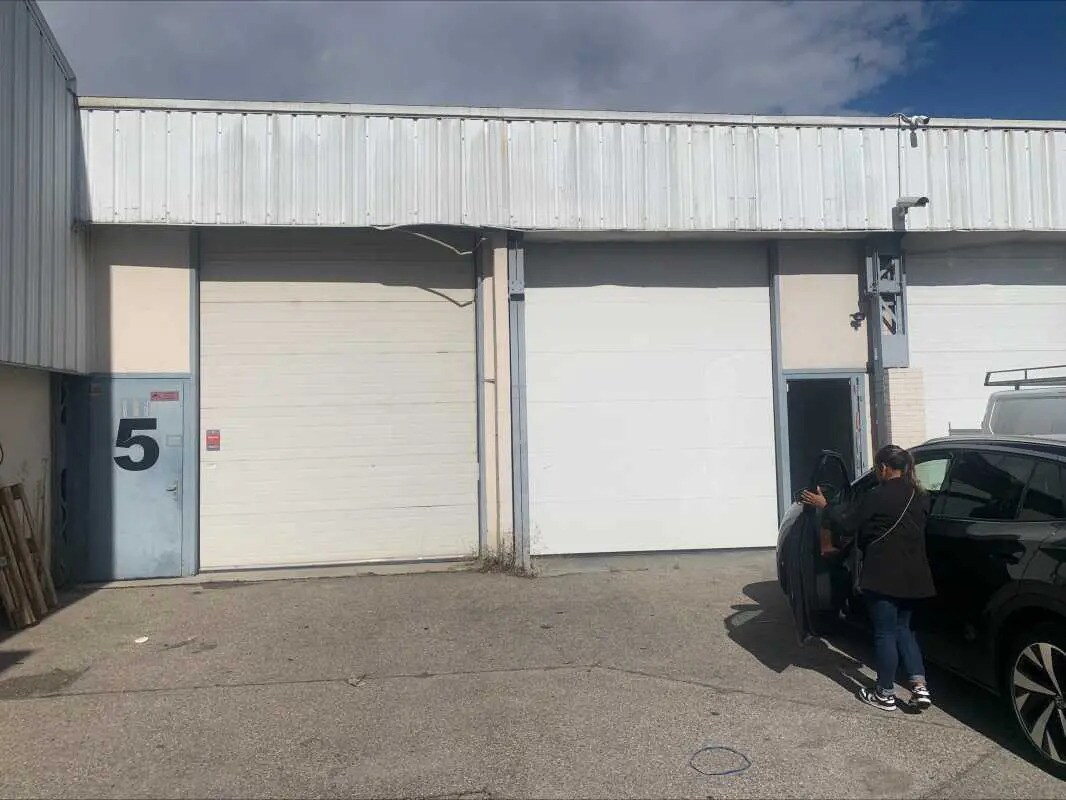 Light Industrial in Vénissieux to rent Building Photo- Image 1 of 10