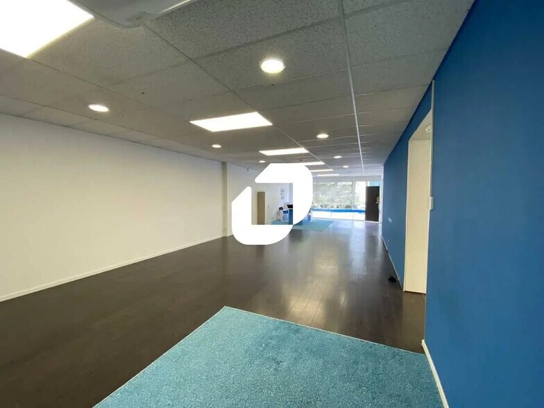 Retail in Lattes to rent - Interior Photo - Image 3 of 7