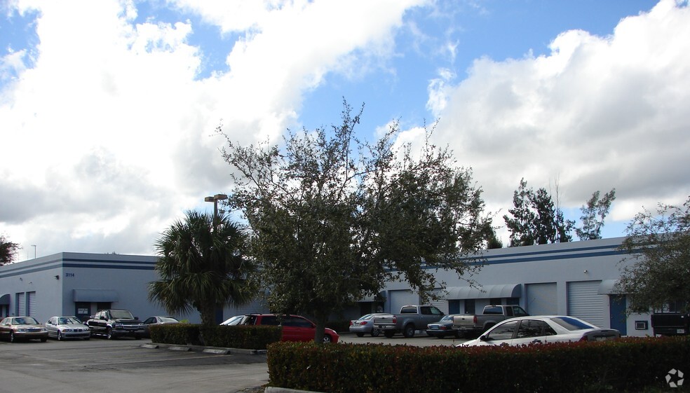 3114 45th St, West Palm Beach, FL for rent - Building Photo - Image 2 of 9