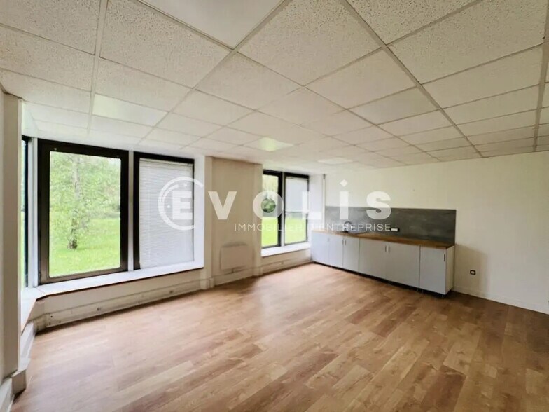 Office in Croissy-Beaubourg to rent - Building Photo - Image 3 of 7