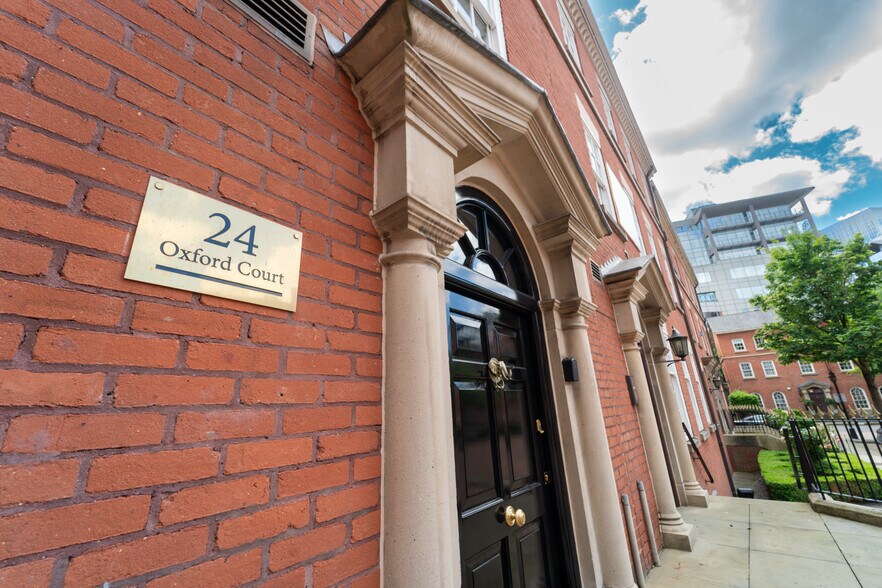 24 Oxford Ct, Manchester to rent - Building Photo - Image 3 of 10