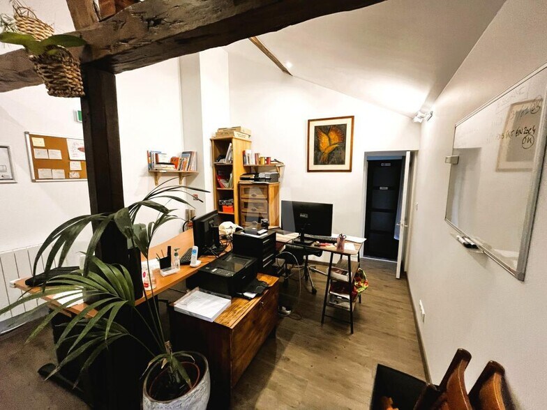 Office in Viry-Châtillon to rent - Building Photo - Image 2 of 9