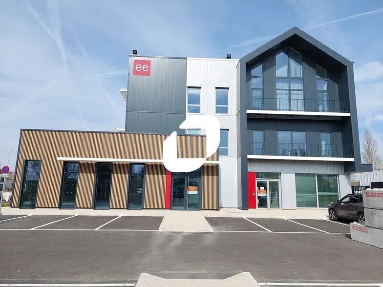 Office in Plaisir to rent - Building Photo - Image 1 of 19