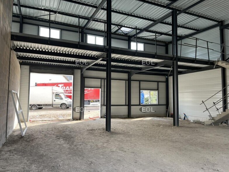Light Industrial in Asnières-sur-Oise to rent - Construction Photo - Image 3 of 5