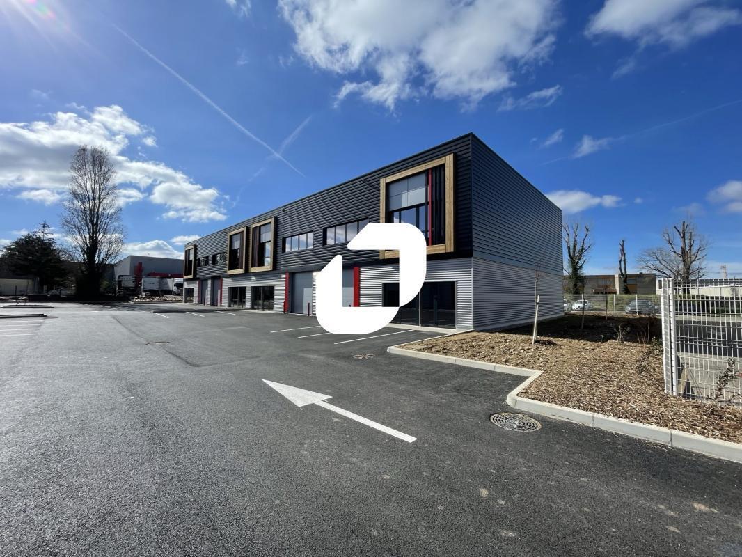 Light Industrial in Saint-Quentin-Fallavier to rent Building Photo- Image 1 of 15
