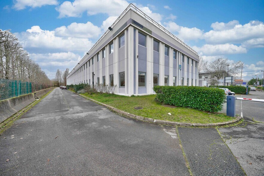 4 Allée Du Cantal, Lisses to rent - Building Photo - Image 3 of 11