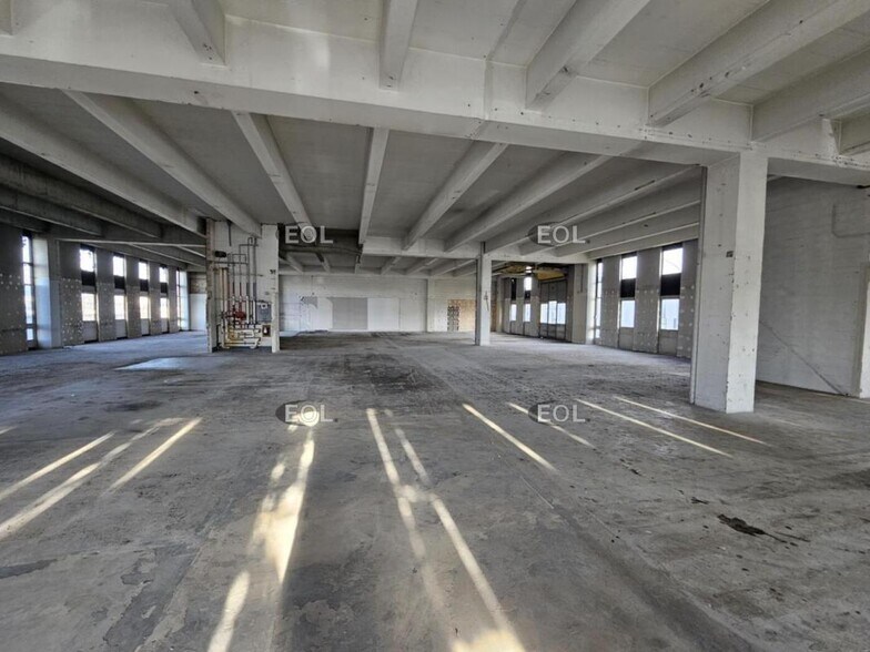 Light Industrial in Rungis to rent - Interior Photo - Image 2 of 6