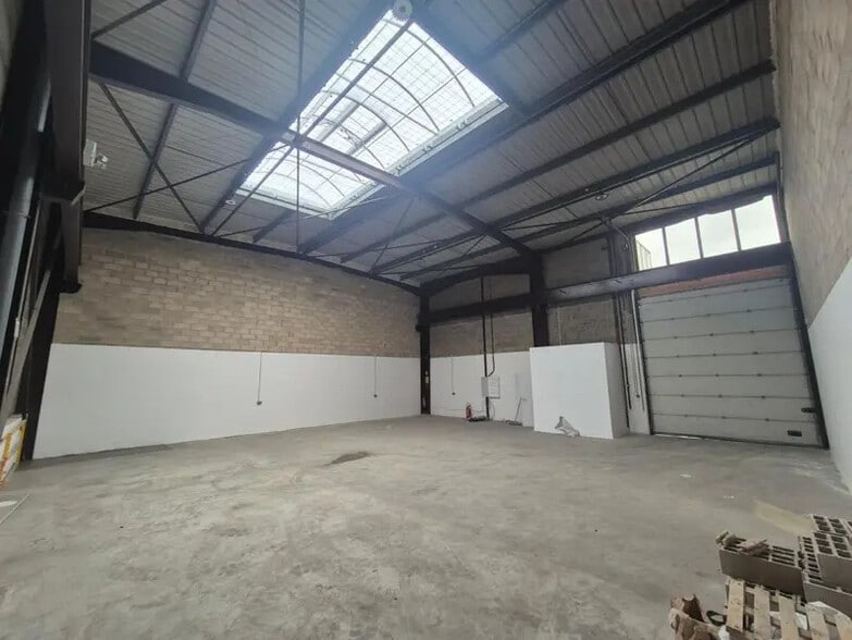 Industrial in Le Thillay to rent - Building Photo - Image 3 of 7