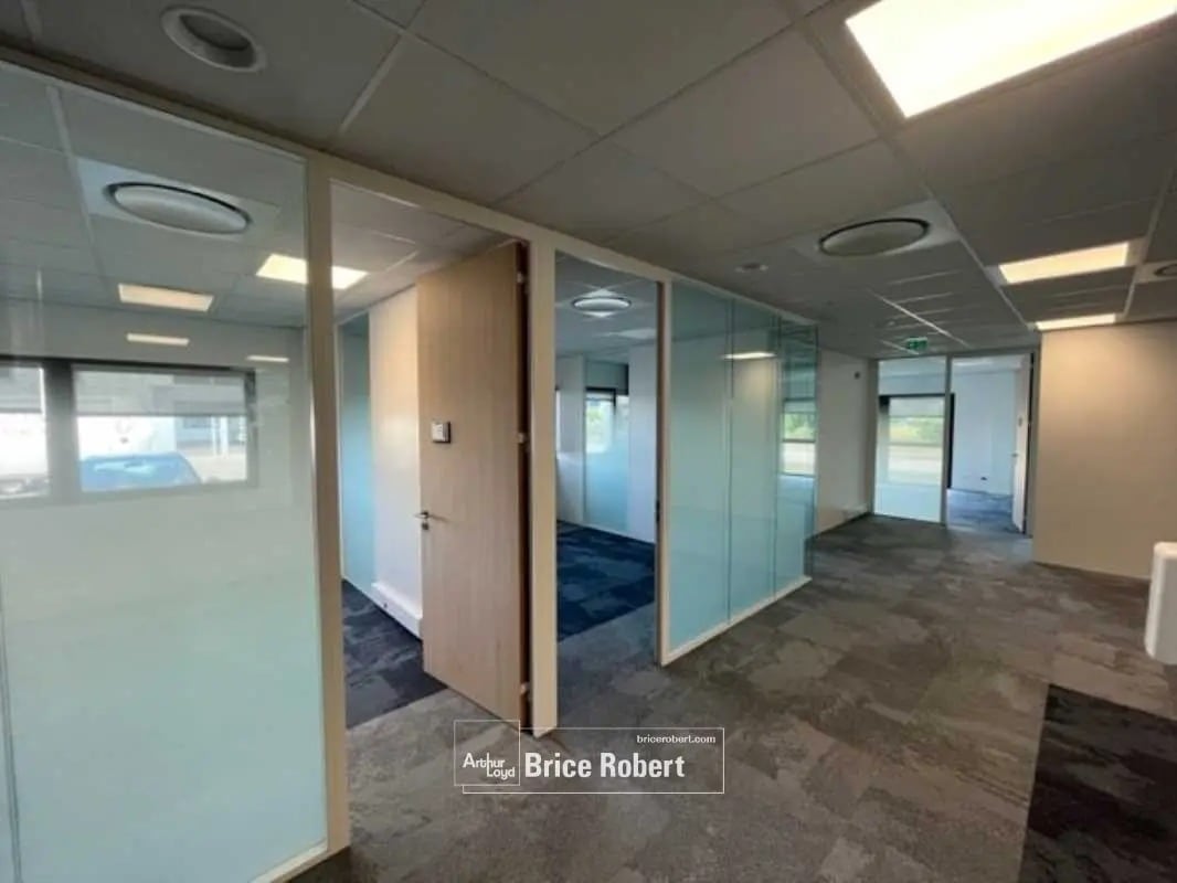 Office in Saint-Priest to rent Interior Photo- Image 1 of 3