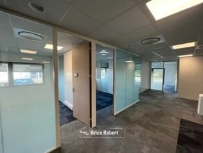Office in Saint-Priest to rent Interior Photo- Image 1 of 3